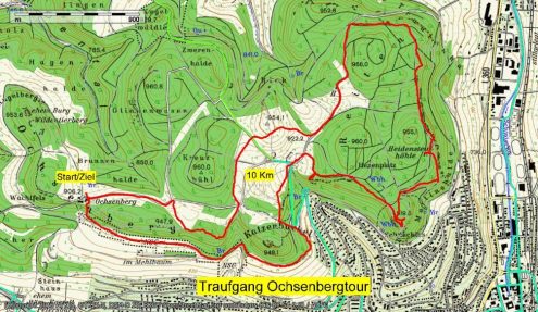 Was für eine Panoramatour! Es sind der einmalige Alpenblick, die urzeitliche Höhle, unberührte Heidelandschaften, das schöne Naturschutzgebiet Mehlbaum und die felsigen Aussichtsvorsprünge, die Wanderer von der Ochsenbergtour schwärmen lassen. Die Ausblicke, die der dichte Mischwald immer wieder frei gibt, bieten fortwährend neue Blickwinkel auf Albstadt. Hier oben bekommt man wenig mit von der Hektik im Tal, denn allein die Stille der Natur umgibt uns auf dem Schnecklesfelsen und seinen prächtigen Aussichtsbalkonen, oder am Vesperplatz Alpenblick inmitten friedlicher Heidelandschaft. Die ca. 40 m lange Heidensteinhöhle, in der einst unsere noch jagenden Vorfahren eine schützende Behausung fanden, lässt vermuten, dass man es sich hier auch in der Steinzeit schon gemütlich machen konnte. Die typische Jurahöhle ist eine von nur fünf Fundstellen von Überresten eines Menschenaffen in Deutschland. Highlights am Traufgang Ochsenbergtour in Albstadt: • Schnecklesfels • Heidensteinhöhle • Fernsicht Alpenblick • Naturschutzgebiet Mehlbaum Gutes Schuhwerk, Getränke und Vesper für unterwegs, wären empfehlenswert. Wanderstrecke: 10 Km Abfahrt ist am Sonntag, 22.7.18 um 12 Uhr am Viehmarktplatz in Fahrgemeinschaften. Eine Einkehr unterwegs ist vorgesehen. Infos: bei Wanderführer Dieter Traub, Tel. 01516-1471827