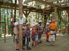 Sicherheitseinweisung im Kletterpark Tannenbuehl